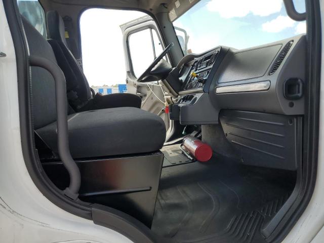 1FVACXCY2HHJA2726 - 2017 FRHT M2 106 MEDIUM DUTY WHITE photo 5