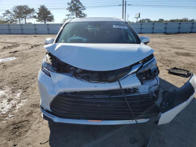 5TDYRKEC1NS078007 - 2022 TOYOTA SIENNA XLE WHITE photo 5