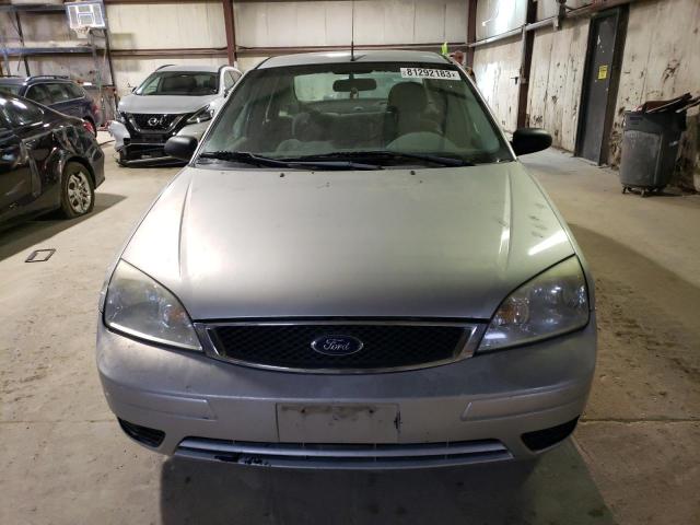 1FAFP34N56W173845 - 2006 FORD FOCUS ZX4 SILVER photo 5