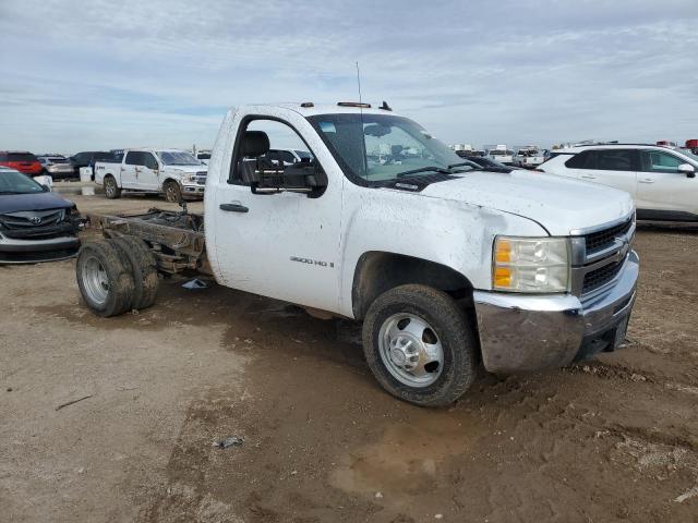 1GBJC34KX8E202453 - 2008 CHEVROLET SILVERADO C3500 WHITE photo 4