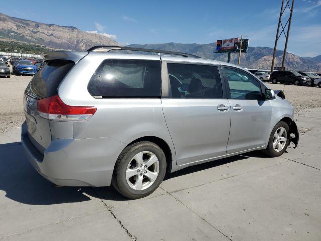 5TDKK3DC1ES456490 - 2014 TOYOTA SIENNA LE ვერცხლისფერი ფოტო 3