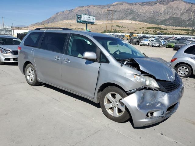 5TDKK3DC1ES456490 - 2014 TOYOTA SIENNA LE ვერცხლისფერი ფოტო 4