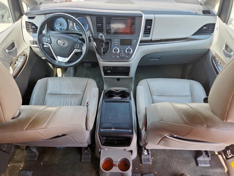 5TDYK3DC6FS558976 - 2015 TOYOTA SIENNA XLE SILVER photo 8