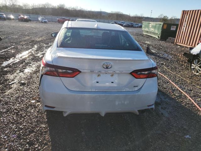 4T1G11AK6MU446066 - 2021 TOYOTA CAMRY SE WHITE photo 6