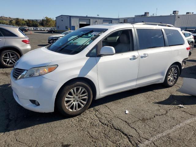 2011 TOYOTA SIENNA XLE, 