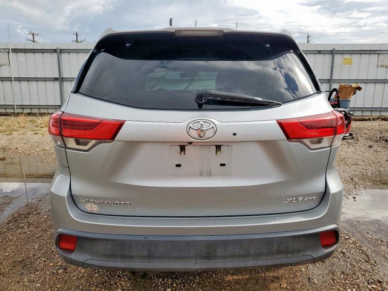 5TDJZRFH8JS538178 - 2018 TOYOTA HIGHLANDER SE Argent photo 6