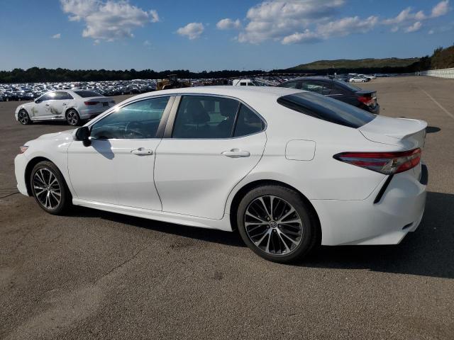 4T1B11HK1JU527035 - 2018 TOYOTA CAMRY L WHITE photo 2