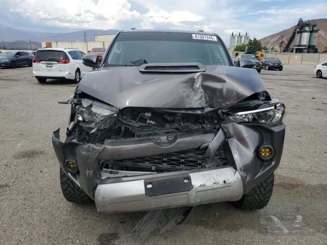 JTEBU5JR7J5555227 - 2018 TOYOTA 4RUNNER SR5/SR5 PREMIUM Grafitowy zdjęcie 5