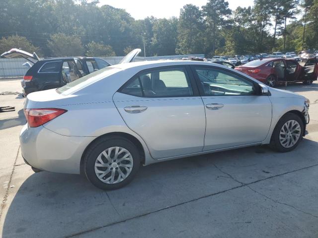 2T1BURHE7JC004670 - 2018 TOYOTA COROLLA L فضي صورة 3