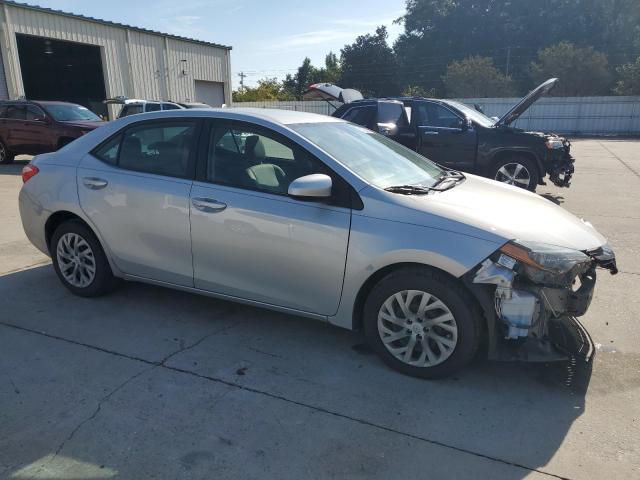 2T1BURHE7JC004670 - 2018 TOYOTA COROLLA L فضي صورة 4