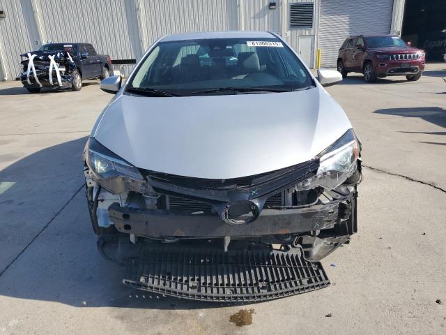 2T1BURHE7JC004670 - 2018 TOYOTA COROLLA L فضي صورة 5