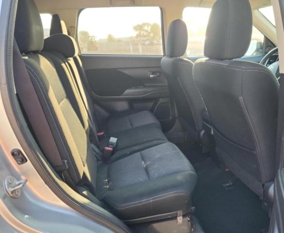 JA4AD2A32JZ002904 - 2018 MITSUBISHI OUTLANDER ES SILVER photo 11