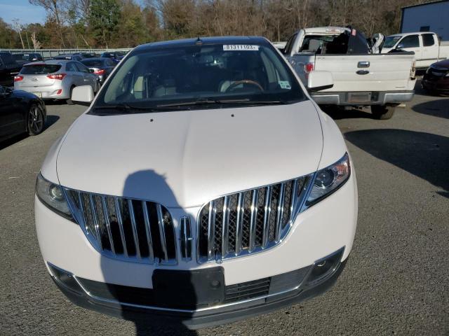 2LMDJ6JK5BBJ01358 - 2011 LINCOLN MKX WHITE photo 5