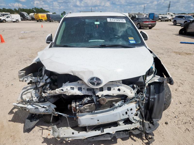 JTKKUPB49D1034209 - 2013 TOYOTA SCION XD WHITE photo 5