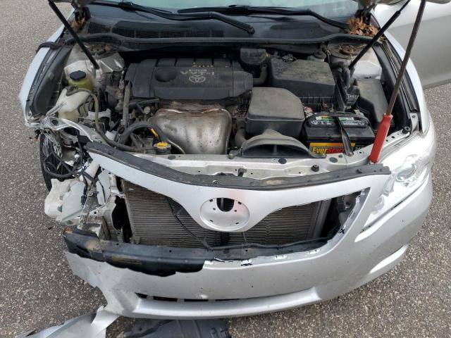 4T4BF3EK2AR035623 - 2010 TOYOTA CAMRY BASE Silber Foto 11