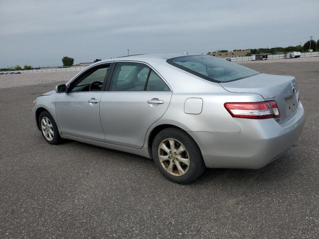 4T4BF3EK2AR035623 - 2010 TOYOTA CAMRY BASE Silber Foto 2
