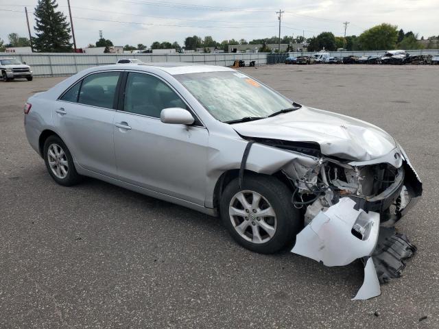 4T4BF3EK2AR035623 - 2010 TOYOTA CAMRY BASE Silber Foto 4