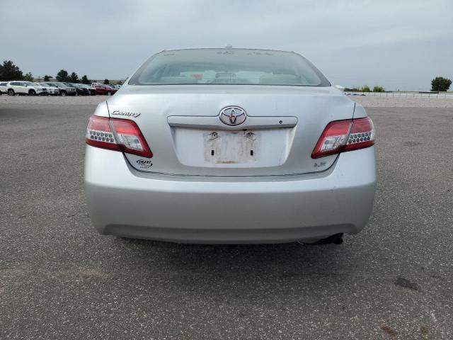 4T4BF3EK2AR035623 - 2010 TOYOTA CAMRY BASE Silber Foto 6