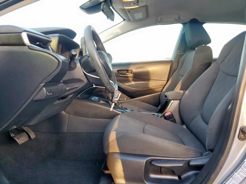 5YFEPMAE2NP290127 - 2022 TOYOTA COROLLA LE رمادي صورة 7