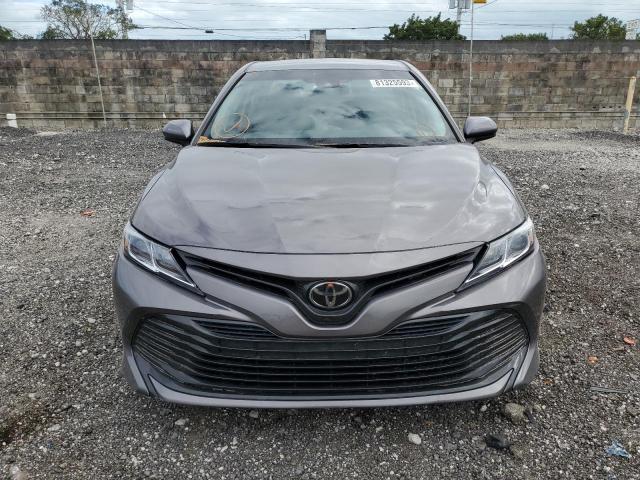 4T1B11HK8JU556838 - 2018 TOYOTA CAMRY L GRAY photo 5