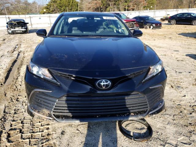 4T1C11AKXNU657464 - 2022 TOYOTA CAMRY LE BLACK photo 5