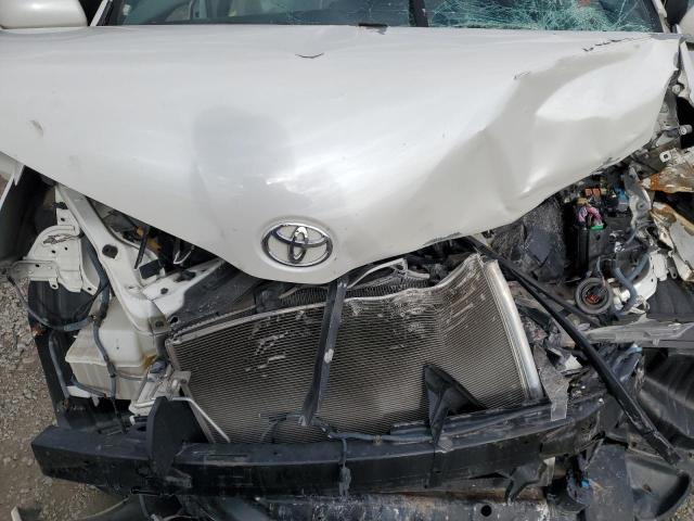 5TDYK3DC7FS591629 - 2015 TOYOTA SIENNA XLE WHITE photo 11