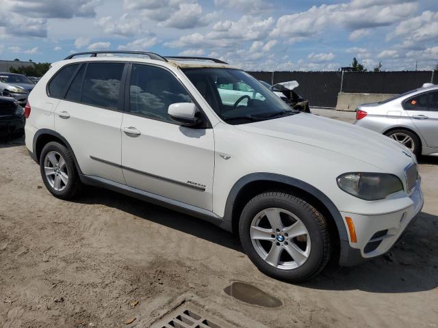 5UXZW0C5XBL370949 - 2011 BMW X5 XDRIVE35D WHITE photo 4