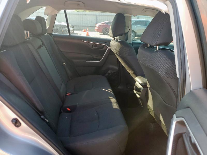 2T3H1RFV2MC113829 - 2021 TOYOTA RAV4 LE Srebrny zdjęcie 10
