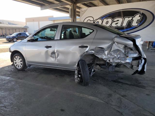 3N1CN7AP0GL894228 - 2016 NISSAN VERSA S Srebrny zdjęcie 2