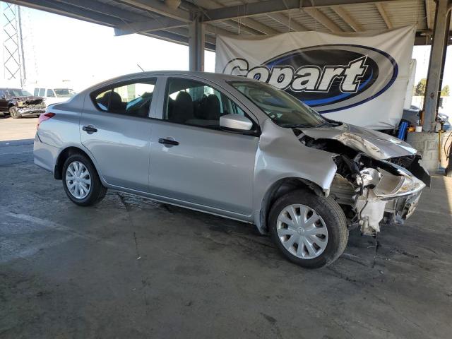 3N1CN7AP0GL894228 - 2016 NISSAN VERSA S Srebrny zdjęcie 4