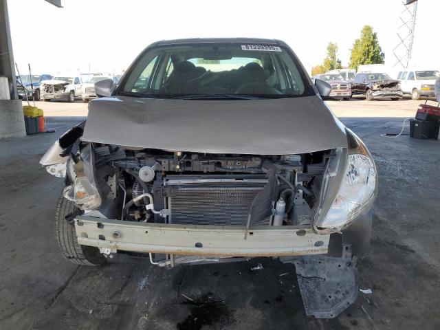 3N1CN7AP0GL894228 - 2016 NISSAN VERSA S Srebrny zdjęcie 5