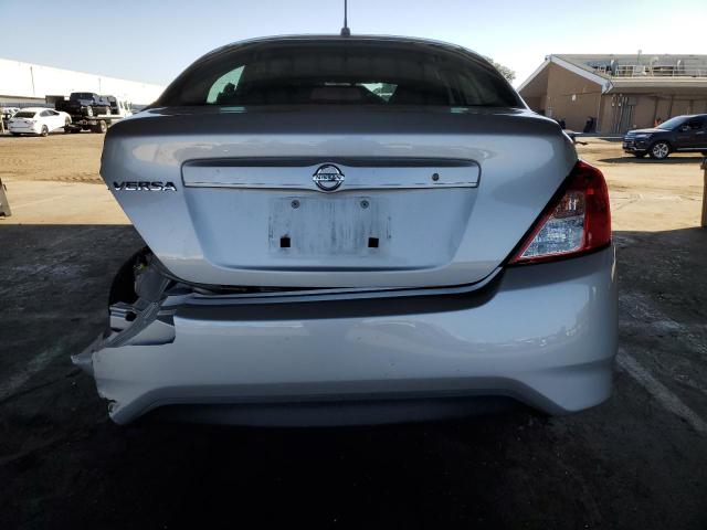3N1CN7AP0GL894228 - 2016 NISSAN VERSA S Srebrny zdjęcie 6
