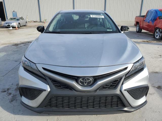 4T1G11AK1PU768408 - 2023 TOYOTA CAMRY SE NIGHT SHADE SILVER photo 5