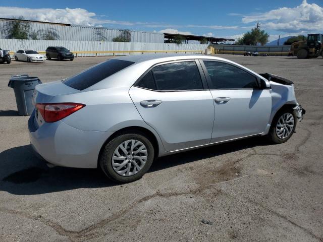 2T1BURHE4JC062476 - 2018 TOYOTA COROLLA L Plata foto 3