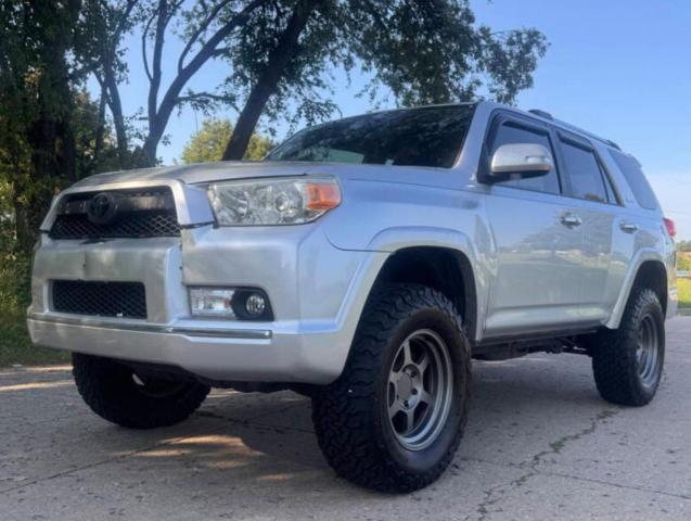 JTEBU5JR0A5028579 - 2010 TOYOTA 4RUNNER SR5 ვერცხლისფერი ფოტო 2