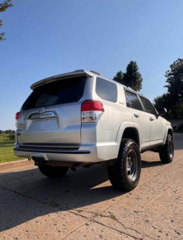 JTEBU5JR0A5028579 - 2010 TOYOTA 4RUNNER SR5 ვერცხლისფერი ფოტო 4