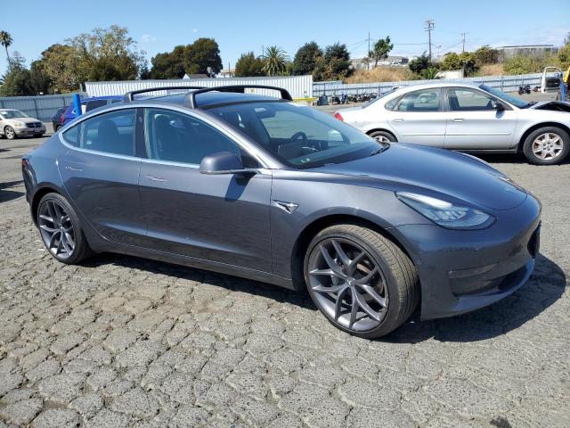 5YJ3E1EB6JF090837 - 2018 TESLA MODEL 3 رمادي صورة 4