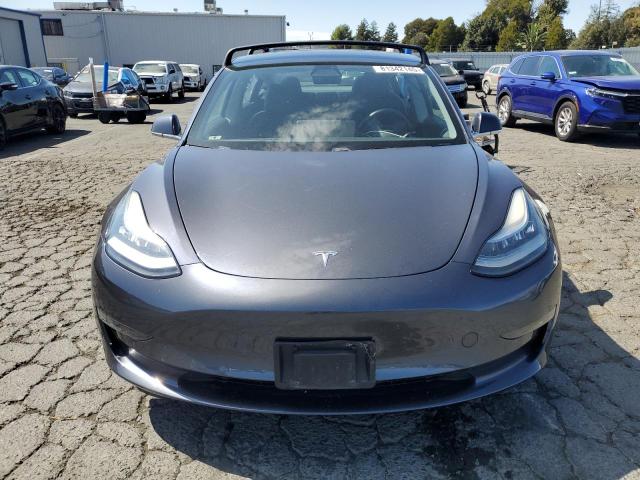 5YJ3E1EB6JF090837 - 2018 TESLA MODEL 3 رمادي صورة 5