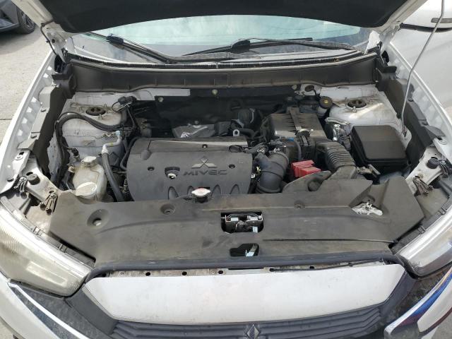 JA4AP3AU5HZ004551 - 2017 MITSUBISHI OUTLANDER ES WHITE photo 12