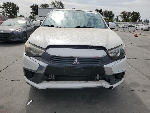 JA4AP3AU5HZ004551 - 2017 MITSUBISHI OUTLANDER ES WHITE photo 5