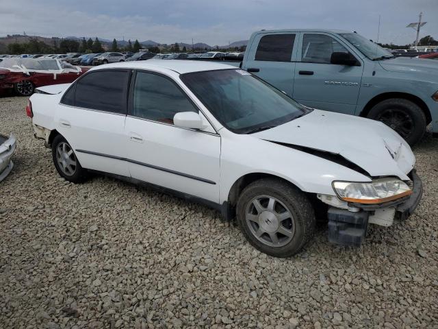 1HGCG5645WA162694 - 1998 HONDA ACCORD LX WHITE photo 4