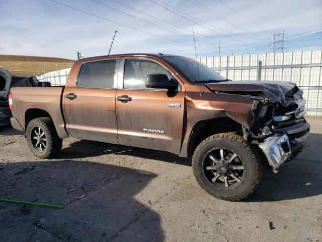 5TFDW5F1XHX611136 - 2017 TOYOTA TUNDRA CREWMAX SR5 BROWN photo 4