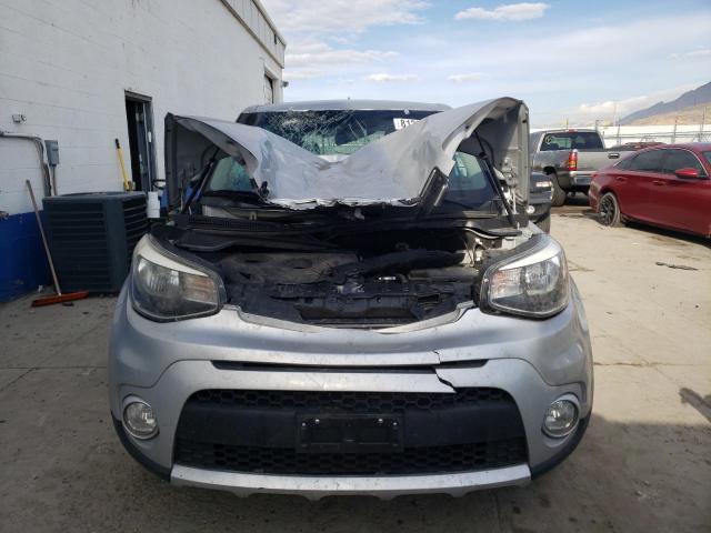 KNDJP3A53J7609751 - 2018 KIA SOUL + SILVER photo 5