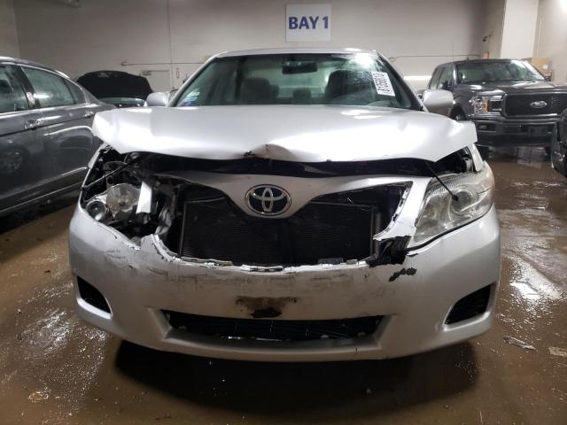 4T1BF3EK0BU135795 - 2011 TOYOTA CAMRY BASE SILVER photo 5