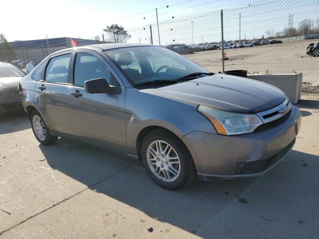 1FAHP3FNXAW240289 - 2010 FORD FOCUS SE GRAY photo 4