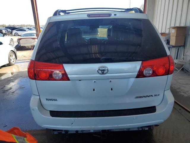 5TDYK4CC1AS342260 - 2010 TOYOTA SIENNA XLE WHITE photo 6