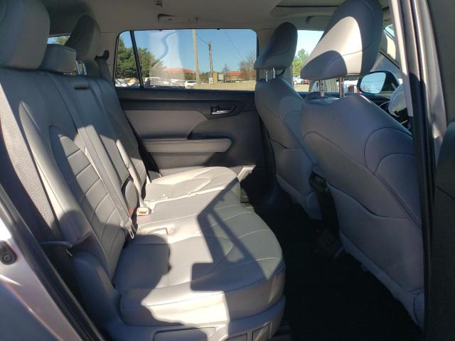5TDGZRBH6NS222767 - 2022 TOYOTA HIGHLANDER XLE SILVER photo 10
