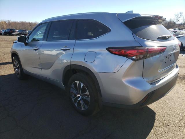 5TDGZRBH6NS222767 - 2022 TOYOTA HIGHLANDER XLE SILVER photo 2