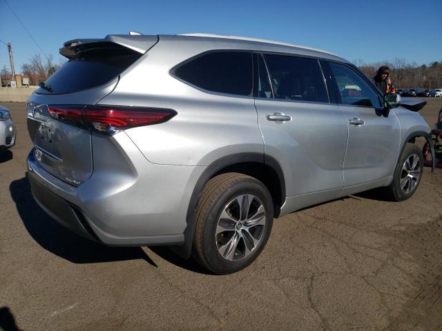 5TDGZRBH6NS222767 - 2022 TOYOTA HIGHLANDER XLE SILVER photo 3