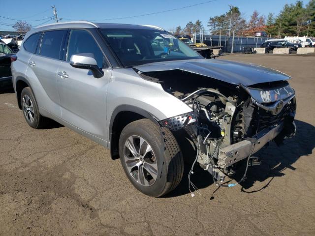5TDGZRBH6NS222767 - 2022 TOYOTA HIGHLANDER XLE SILVER photo 4